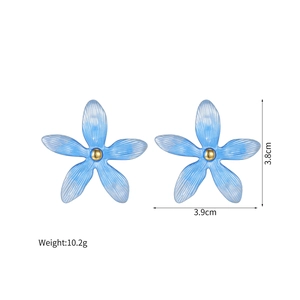 Boucles d'oreilles fleur bleu clair à cinq pétales et centre doré, taille 3,8x3,9 cm
