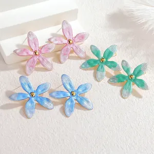 Boucles d'oreilles fleurs en acier titane avec pétales dégradés et perles dorées centrales