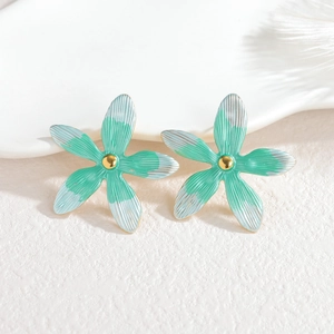 Boucles d'oreilles fleurs vert menthe à cinq pétales en acier titane avec texture brossée