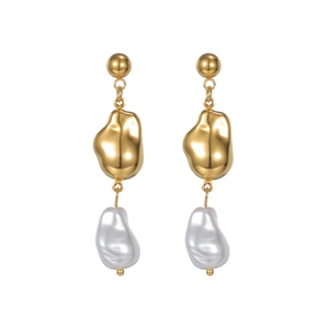 Orecchini lunghi in oro con metallo irregolare e perle barocche dal design elegante