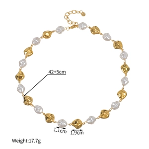Detail van armband met onregelmatige parels en gouden roestvrijstalen kralen, lengte 42+5cm