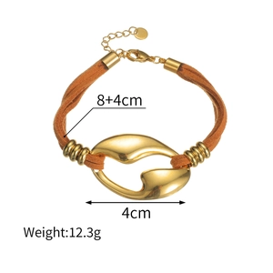 Détail du bracelet en cordon de suède marron avec anneau géométrique en métal doré