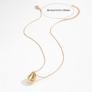 Détail du pendentif goutte d'or avec zircone et chaîne ajustable de 40+5cm de long