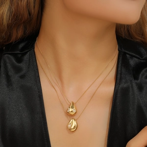 Collier double épaisseur avec pendentifs goutte d'eau dorés et cristaux étincelants