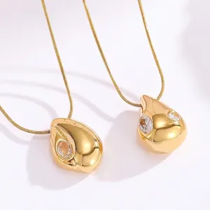 Collier minimaliste à pendentif goutte dorée avec zircon sur une chaîne serpent