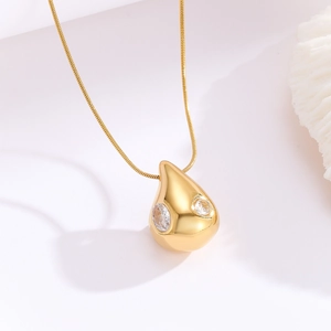 Collier pendentif goutte d'or poli avec zircons sur une chaîne serpent élégante