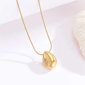 Élégant pendentif goutte plaqué or avec zircon sur une fine chaîne serpent