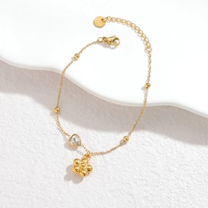 Pulsera de acero inoxidable dorado con colgantes de corazón y flor y cadena fina