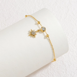 Pulsera dorada de acero inoxidable con colgante de estrella y cristal en soporte