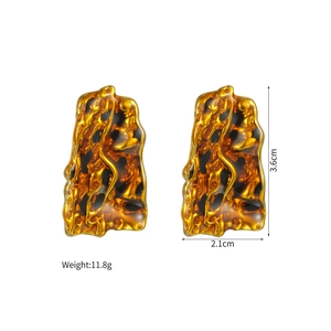 Détail de boucles d'oreilles léopard vintage avec bordure dorée, taille 3,6cm x 2,1cm