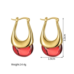 Macro shot of U-shaped gold earrings with red water-drop pendants and size measurements