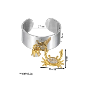 Vue détaillée des pendentifs crabe et bourgeon avec zircons sur bague ouverte argent