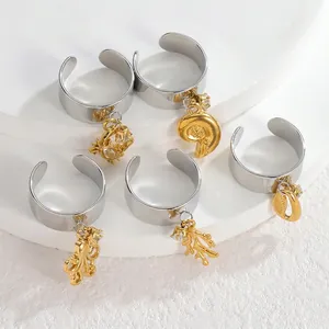 Lot de cinq bagues sur le thème marin avec breloques dorées et détails fins en zircon