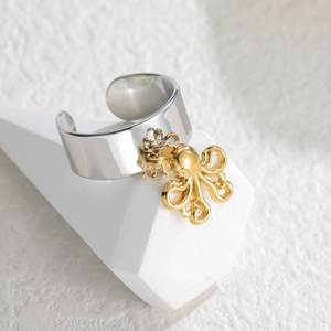 Bague ouverte en argent poli avec un pendentif poulpe doré et un cristal brillant