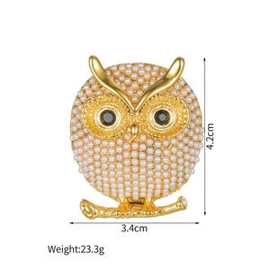 Vue détaillée de la broche hibou 4,2cm sur 3,4cm avec perles nacrées et alliage doré