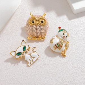Lot de trois broches bonhomme de neige, hibou et chat avec émail et perles fines