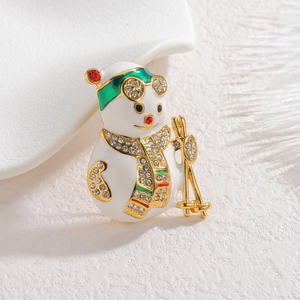 Charmante broche bonhomme de neige skieur avec émail coloré et strass étincelants