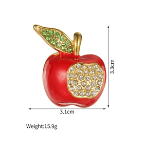 Détail de la broche pomme en émail rouge avec strass verts et blancs, taille 3,3cm x 3,1cm