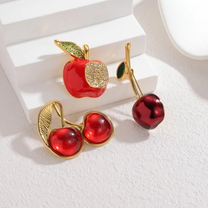 Ensemble de trois broches fruits rouges avec émail pomme cerise et des zircons