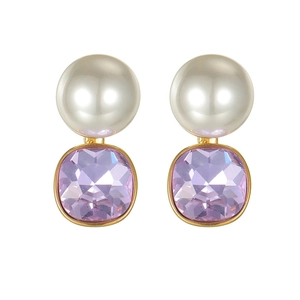 Boucles d'oreilles dorées élégantes avec perle blanche et zircon violet de forme carrée