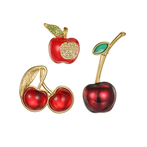 Lot de trois broches fruits rouges en émail avec pomme et cerise sur métal doré