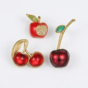 Mignonne Broche de Fruits en Alliage Émail Pomme Rouge Cerise Pins de Revers Doux Accessoire en Strass pour Femmes Vêtements Manteau Décoration Cadeau