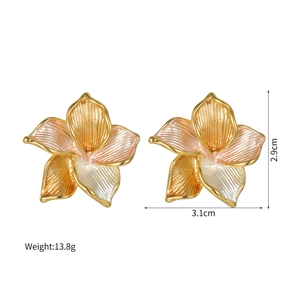 Vue détaillée des boucles d'oreilles fleurs avec dimensions 2,9cm x 3,1cm et poids 13,8g