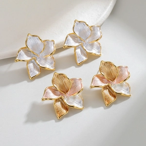 Élégantes boucles d'oreilles fleurs 3D avec pétales colorés et textures métalliques