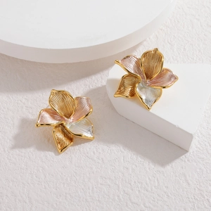 Boucles d'oreilles fleurs 3D tricolores avec pétales texturés en or, argent et rose