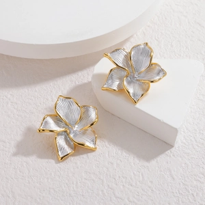 Boucles d'oreilles fleurs 3D texturées en argent et or bicolore avec pétales