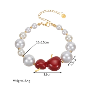 Vue détaillée du bracelet en perles baroques avec pendentif gourde rouge et mesures