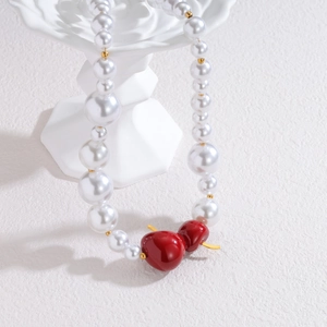 Parure de collier cerise en perles baroques avec pendentifs rouges et détails dorés