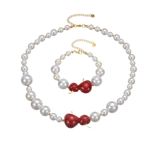 Ensemble collier et bracelet en perles baroques irrégulières avec fermoir en acier doré