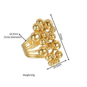 Detailansicht eines klobigen goldenen Perlenrings mit Maßen und mehrlagiger Struktur