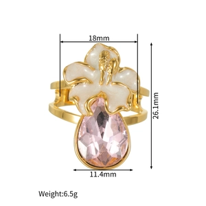 Dimensiones detalladas del anillo de flor dorada con cristal rosa y pétalos blancos