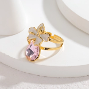 Anillo ajustable dorado de doble capa con flor blanca y cristal rosa en forma de gota