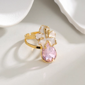 Anillo de flor con gema rosa en forma de gota y banda dorada ajustable elegante