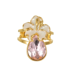 Anillo floral dorado con cristal de gota rosa y pétalos de esmalte blanco