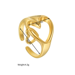Vue macro d'une bague dorée ajustable montrant un poids de 4,3g et un diamètre de 15,2mm