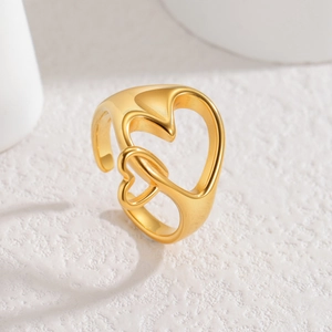 Bague ouverte dorée minimaliste avec un design double cœur évidé sur support blanc