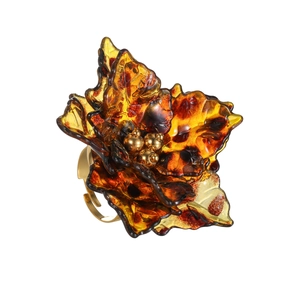 Elegant leopard print resin flower ring with amber petals and golden metal core detailing
