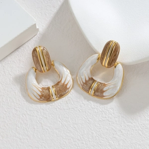 Boucles d'oreilles vintage dorées avec texture marbrée marron et design évidé