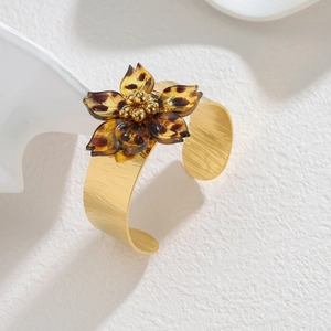 Elegante bracciale rigido dorato con un grande fiore in resina a motivo leopardato
