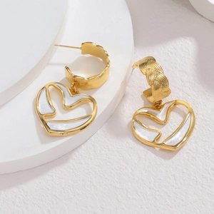 Modische hohle Herz-Ohrhänger in Gold mit weißem Inlay und strukturierter Oberfläche