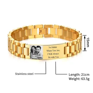 Macro view of golden stainless steel strap bracelet with dimensions 21cm and 15mm metal plate