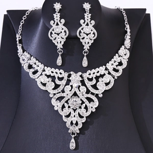 Détail d'une parure de mariage en argent avec collier et boucles d'oreilles en cristal