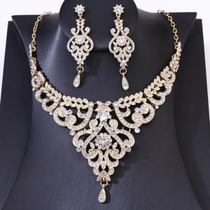 Détail d'une parure de mariage plaquée or avec zircons brillants et boucles d'oreilles
