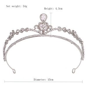 Vue détaillée d'une couronne de mariée argentée montrant les dimensions et les cristaux