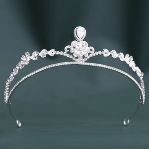 Détail d'une couronne de mariée argentée avec motifs floraux et cristal en forme de goutte