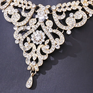 Parure de collier en or luxueuse avec motif dentelle et strass étincelants en forme de goutte